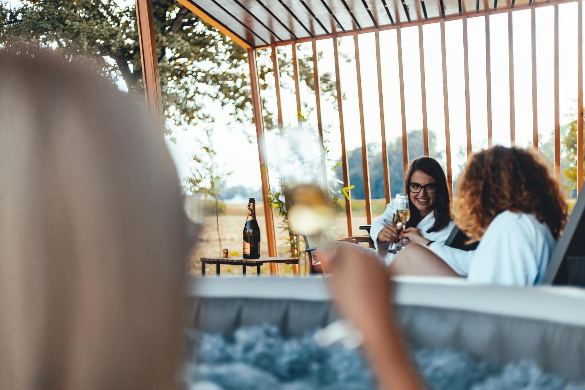 Terme Banovci - Mobilne Hiske Med Brajdami Hotel Ngoại thất bức ảnh