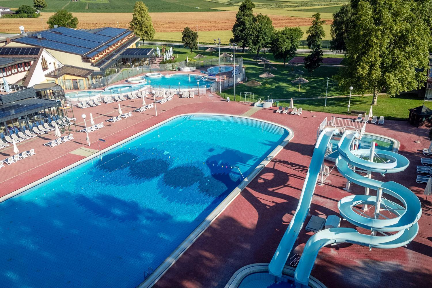 Terme Banovci - Mobilne Hiske Med Brajdami Hotel Ngoại thất bức ảnh